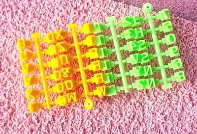 MARCADOR DE LETRAS VS. COLORES